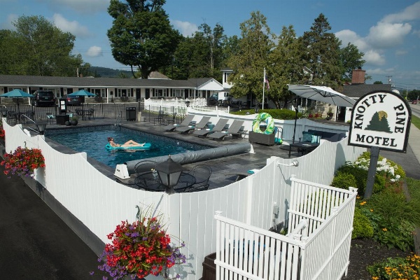 Knotty Pine Motel image 1