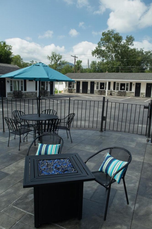 Knotty Pine Motel image 10