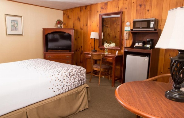 Knotty Pine Motel image 14