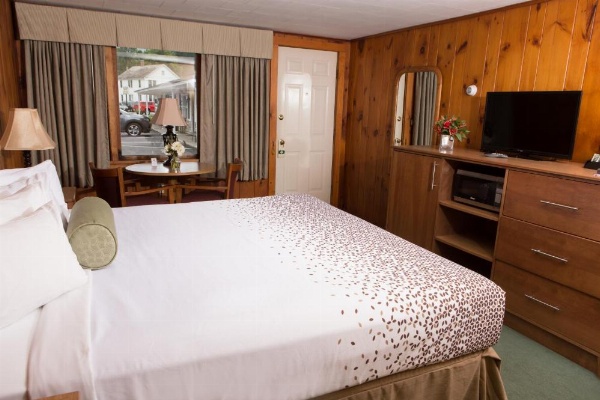 Knotty Pine Motel image 16