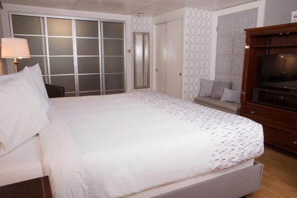 Knotty Pine Motel image 3