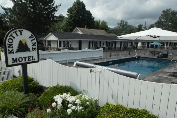 Knotty Pine Motel image 8